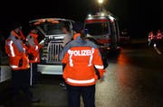 Bei der Grosskontrolle wurde die Kantonspolizei St.Gallen von Fachspezialisten des Strassenverkehrsamtes, des Grenzwachtkorps, des Instituts für Rechtsmedizin sowie der Staatsanwaltschaft des Kantons St.Gallen unterstützt. (Bild: Kapo SG)