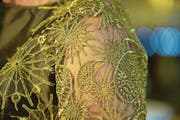 Heute sind die Nähmaschinen von Bernina in der Lage, aufwendige Stickereien und Designs für Kleider anzufertigen. (Bild: PD)