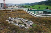 Vorne das sanierte Flachdach mit Naturlandschaft aus Schwemmholz und Teichen, im Hintergrund wird das letzte Teilstück noch saniert. (Bild: Coralie Wenger)