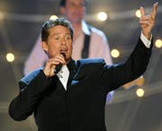 Nach Hansi Hinterseer im letzten Jahr tritt diesmal David Hasselhoff an der Rhema auf. ---U.S. American entertainer David Hasselhoff sings during a TV show in Magdeburg, eastern Germany, Saturday night, Jan. 31, 2004. Hasselhoff presented his new album "David sings America". (AP Photo/Eckehard Schulz) (Bild: ECKEHARD SCHULZ (AP))