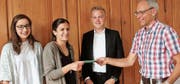Niklaus Akermann, HIF-Vorstandsmitglied und Lehrperson am Zentrum für berufliche Weiterbildung, überreichte den erfolgreichen Lehrabgängern die Preise: Narin Altindas, Elisa Serlini und Joshua Weber (v. l.). Alle hatten eine dreijährige Lehre absolviert. (Bilder: Andrea Häusler)