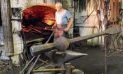 Die Herstellung eines Glockenklöppels erfordert höchste Präzision. (Bild: pd)