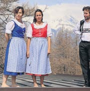 Schweizer Trachten, in Chile genäht: Nina Willimann (Mitte) posiert mit Paulina Alemparte Guerrero und Aldir Polymeris. (Bild: pd)
