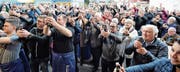 Ökumenisches Suchbild: Wo sind der Präsident des Evangelischen Kantonalkirchenrates und der Bischof? Beim Güggelbier-Bügelflaschen-Plop-Countdown mitten im Volk. Gleiche unter Gleichen. (Bild: Max Tinner)