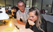 Geschäftsführer Oskar Köppel (links) startete vor 13 Jahren als Einmannbetrieb. Heute arbeiten 97 Angestellte bei der Firma Storz Endoskope. (Bild: Susi Miara)