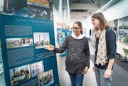 Susan Asghari (links) und Annette Bosshart in der Ausstellung zur Migration in der Stadtbibliothek Gossau. (Bild: Ralph Ribi)