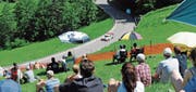 Ein sonniger Tag, super Stimmung und prächtige Aussicht auf die Rennstrecke. (Bilder: Michael Hug)