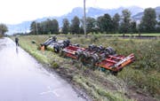 Der Sattelschlepper landete auf dem Dach. (Bild: Kapo SG)