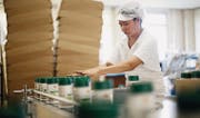 Die Produktionsstätte der Oswald GmbH in Steinhausen. (Bild: Stefan Kaiser/Zuger Zeitung (Steinhausen, 28. September 2016))