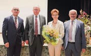 Erich Dasen (links) und Hanswalter Schmid (2. v. l.) begrüssen Susanne Honegger als Nachfolgerin für Köbi Frei im Verwaltungsrat. (Bild: sso)