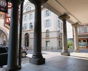 Das Bankgebäude an der Hauptgasse in Lichtensteig hat Baujahr 1872 und wurde 1988 aufwendig renoviert. (Bilder: Serge Hediger)