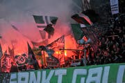 Beim Super-League Spiel zwischen dem FC St.Gallen und dem FC Zürich kam es zu Sachbeschädigungen. FCSG Fans zündeten auch in anderen Spielgen gegen den FCZ schon Pyro. (Bild: Ralph Ribi/Symbolbild)