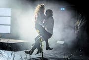 Dem Fliegen nah: Beatrice Fleischlin und Axel Röhrle im Stück «Mein Herz ist ein Dealer». Rechts im Hintergrund der Musiker Andi Peter. (Bild: Michel Canonica)