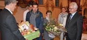 Zu seinem 20-Jahr-Jubiläum als Gemeindepräsident wurde Niklaus Hollenstein ein Geschenkkistli mit Niederbürer Produkten überreicht, und seine Gattin Elsbeth durfte einen Blumenstrauss in Empfang nehmen. (Bild: Urs Bänziger)