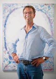 Kämpft für Gleichberechtigung: Cornel Rimle in seiner Praxis, wo er auch eine Männergruppe leitet. (Bild: Benjamin Manser)