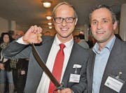 Gewerbevereinspräsident Philipp Caimi (links) und sein Vize, Andreas Baumgartner, haben die Ausstellung mit einer Sabrage eröffnet.