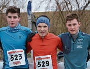 Die drei Schnellsten: Nando Baumann (2.), Heinz Bodenmann (Sieger), Gian-Andri Baumann (v. l.). Rechts Siegerin Iris Bechtiger. (Bilder: Roland Jäger)