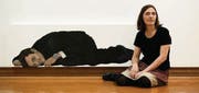 Claudia Valer zeigt Porträts. Auch die ungewöhnliche Hängung der Bilder trägt mit zu einem intensiven Seherlebnis bei. (Bild: Michel Canonica)
