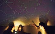 Schülerinnen und Schüler des Astrokurses bedienen das digitale Planetarium der KSH. (Bild: Juri Künzler)