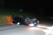 Der Lenker blieb beim Unfall unverletzt, am Auto entstand hingegen Totalschaden. (Bild: Stapo SG)