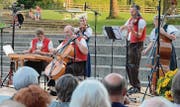 Erzähler Thomas Looser am Hackbrett, Barbara Betschart an der ersten Violine, Michael Bösch an der zweiten Violine, Niklaus Frei am Violoncello und Kathrin Zürcher am Bass begleiten die Reise durch den Alpstein. (Bild: Christine Gregorin)