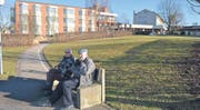 Zwei ältere Herren geniessen die Sonne im Park des Seniorenzentrums Sonnmatt. Das Areal in Niederuzwil ist rund vier Hektare gross. (Bild: Urs Bänziger)