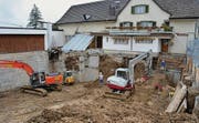 Die Arbeiten für die Erweiterung sind im Gang. Direkt an der Felseggstrasse klafft eine tiefe Baugrube.