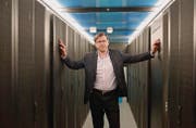 Andreas Wiebe im Serverraum. Auf die Server, über die die Internetsuchmaschine Swisscows läuft, haben die USA und die EU keinen Zugriff. (Bild: pd)