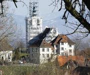 Bei der Kirche Eichberg, die derzeit saniert wird, muss das Schutznetz wegen der Fledermäuse noch vor März entfernt werden. (Bild: Max Tinner)