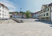 Seit seiner Sanierung präsentiert sich der Gallusplatz ganz bewusst als leer und freie Fläche. Den einen gefällt's so, andere vermissen die Blumen. (Bild: Hanspeter Schiess)