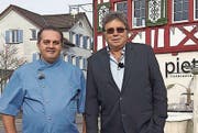 Pietro Rauseo mit Stammgast Elmar Thaler vor seiner Beiz. (Bild: SRF)