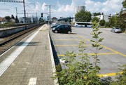 Zehn neue Parkfelder für Inhaber einer SBB-Parkkarte. Wer sein Auto «wild» abstellt auf dem Bahnhofareal bekommt eine Busse bis 500 Fr. (Bild: René Schneider)