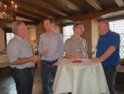 Gemeinderat Ueli Hui, Gemeindepräsidentskandidat Roman Habrik, Präsident der FDP-Ortspartei Simon Seelhofer sowie Schulratspräsident Orlando Simeon ziehen im «Rössli» in Kirchberg Bilanz über den Verlauf der Wahlen. (Bild: Beat Lanzendorfer)