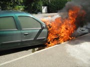 Flammen lodern aus dem Motorraum des Wagens. (Bild: Kapo AR)