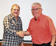 Der neue und der alte Präsident des Männerchors Kriessern: Remo Sieber (links) und Reini Kobler, bisher. (Bild: pd)