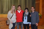 Joel Gisler mit seinen Eltern Ursula und Kurt sowie Freundin Michèle, einer Jonschwilerin, beim Empfang am Dienstagabend im Mehrzweckgebäude in Libingen. (Bilder: Beat Lanzendorfer)