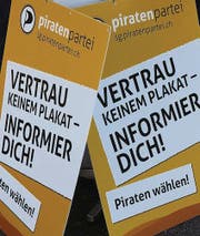Plakate der Piratenpartei an einem Infostand vor den Kantonsratswahlen vom letzten März. (Archivbild: Reto Voneschen)