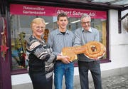 Symbolische Schlüsselübergabe: Therese und Albert Suhner mit dem neuen Inhaber der Albert Suhner AG, Michael Eugster. Er wird an der bewährten Service- und Reparaturleistung festhalten. (Bild: Ralph Dietsche)