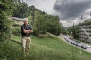 Hansjürg Albrecht auf der Wiese, auf der das Alterszentrum entstehen soll. Hinter ihm ist sein eigenes Grundstück. (Bild: Michel Canonica)