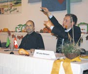 Moderator Peter Mesmer beobachtet den gestikulierenden Nationalrat Lukas Reimann. (Bild: as.)