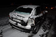 Die Polizei sucht nach einem Auffahrunfall ein unbekanntes Auto. (Bild: Kapo SG)