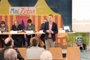 Trotz fasnächtlichem Ambiente waren Präsentation und Diskussion in der Kalberhalle sachlich und konstruktiv. (Bild: Sascha Erni)