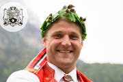 Der St. Galler Arnold Forrer posiert mit seinem 137. Kranz vor dem Glaernisch. (Bild: GIAN EHRENZELLER (KEYSTONE))