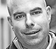 Porträt Martin Würmli, CVP-Stadtparlamentarier, der jetzt Stadtschreiber von Zug wird auf dem 'Roten Platz' bei der Raiffeisen. (Bild: Hanspeter Schiess)