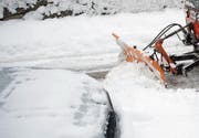 Bei starkem Schneefall kommt der Winterdienst an seine Grenzen wie hier in der Stadt St. Gallen. (Bild: Ralph Ribi)