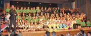 Präsident René Schönenberger geniesst mit allen Teilnehmenden den verdienten Schlussapplaus. 150 Kinder und 90 Erwachsene des STV Bütschwil standen auf der Bühne. (Bilder: Beat Lanzendorfer)