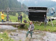 Dreharbeiten in der Laui: Der Hauptdarsteller überquert für einen der beiden Werbespots die Thur. (Bild: Miranda Diggelmann)