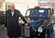 Am letzten Arbeitstag wurde Peter Joos im Oldtimer-Taxi chauffiert und mit einem Apéro überrascht. (Bild: PD)
