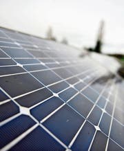 Wer Sonnenkollektoren auf dem Hausdach installiert, kann vom Energiefonds profitieren. (Bild: Urs Jaudas)