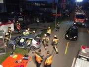Um zwei der Opfer zu bergen, musste die Feuerwehr das Dach des Autos wegschneiden. (Bild: Kapo)